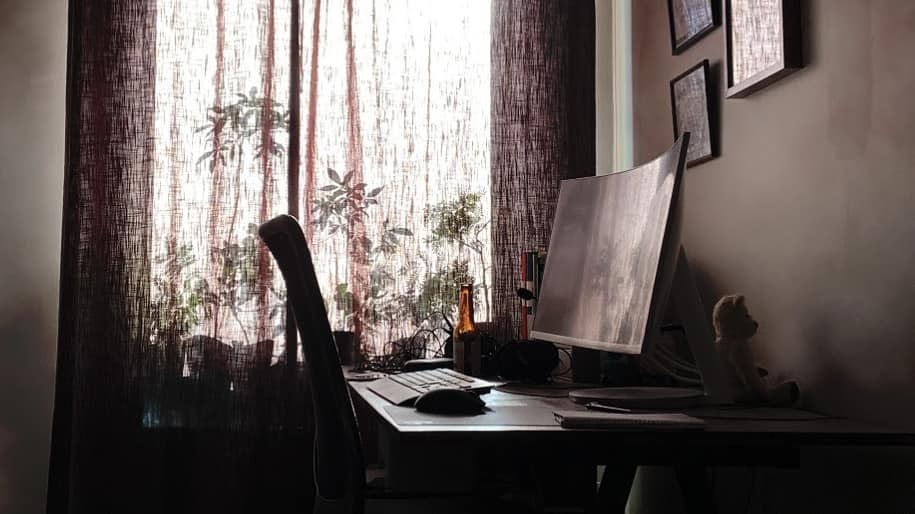 Skrivbord för hemmajobb i rum med fördragna gardiner